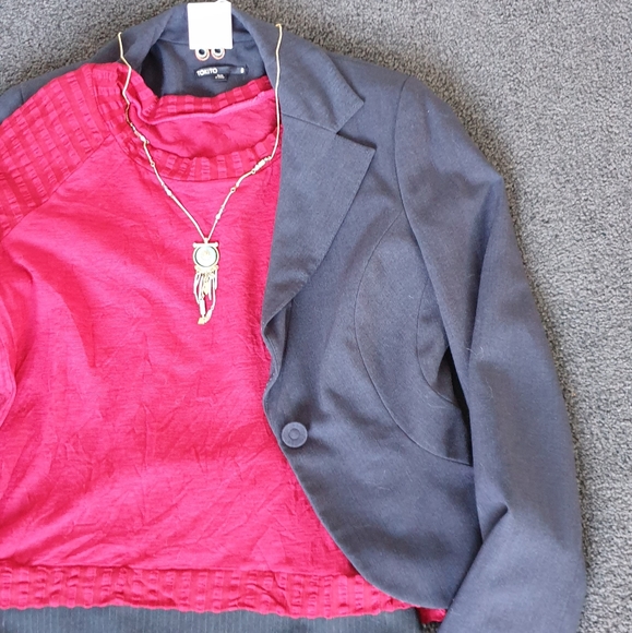 Non-matching grey work/corporate skirt suit. - Picture 2 of 5